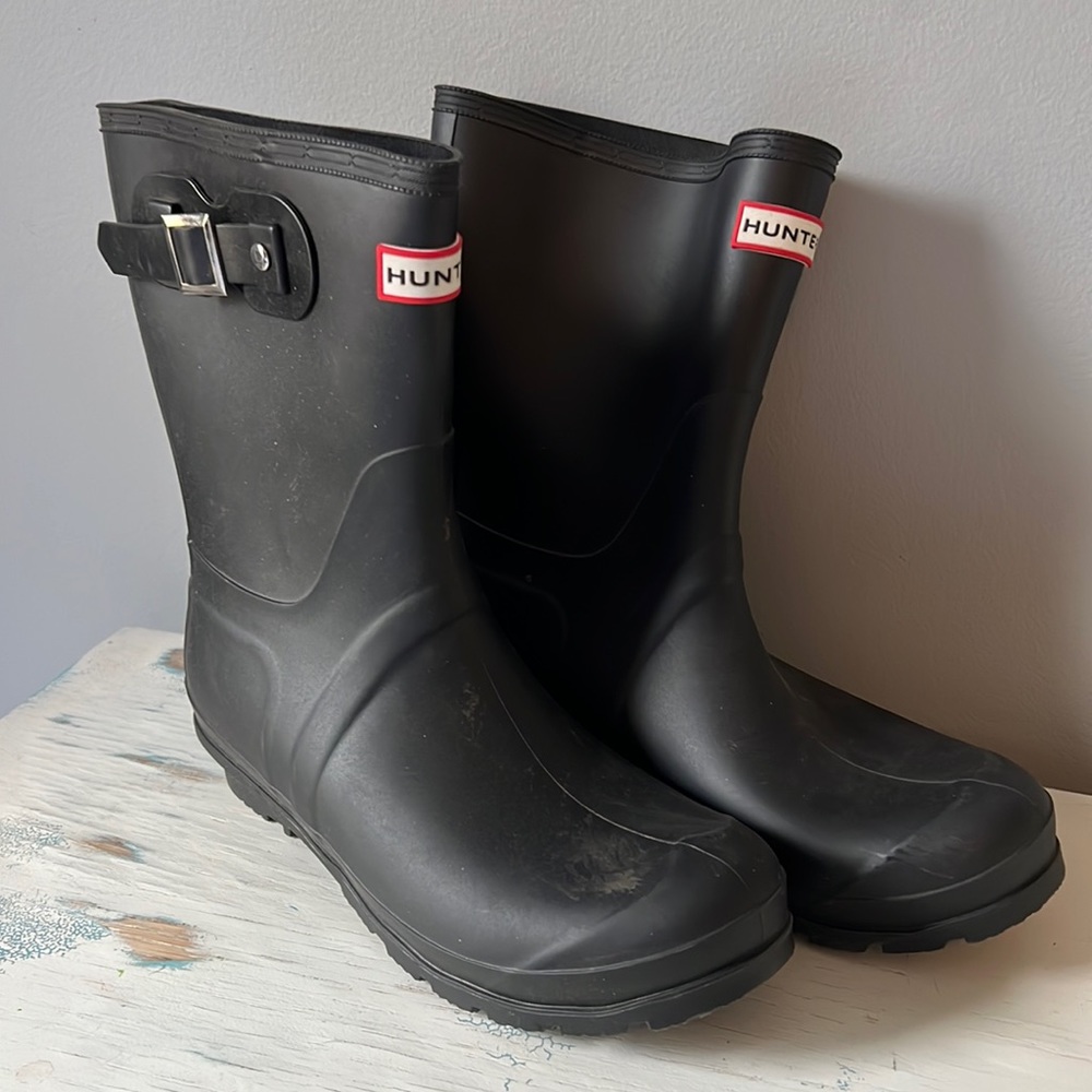 Short black hunter boots